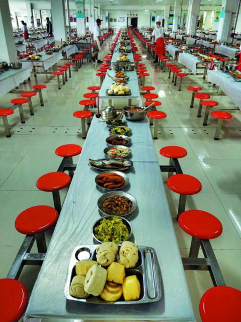 备餐：考点食堂昼夜忙 午餐提供8菜2汤5面食