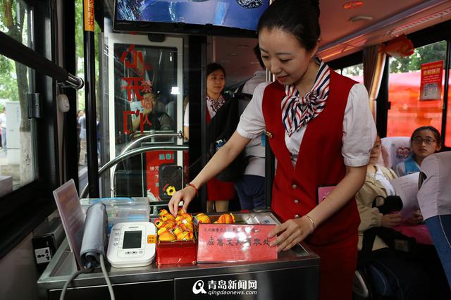 观光巴士变身高考送考车 交警开道50分钟抵达