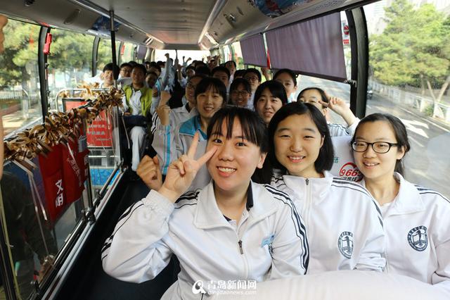 观光巴士变身高考送考车 交警开道50分钟抵达
