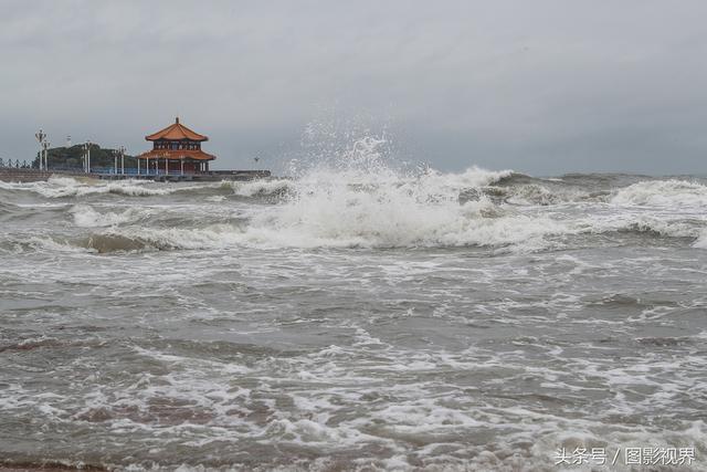 青岛沿海掀十米巨浪 波澜壮阔如雄浑水墨画