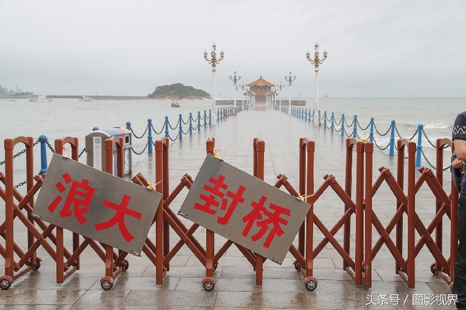 青岛沿海掀十米巨浪 波澜壮阔如雄浑水墨画