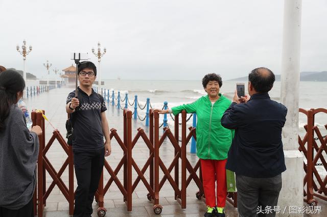 青岛沿海掀十米巨浪 波澜壮阔如雄浑水墨画