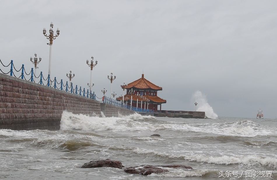 青岛沿海掀十米巨浪 波澜壮阔如雄浑水墨画