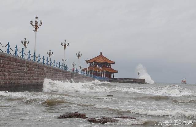 青岛沿海掀十米巨浪 波澜壮阔如雄浑水墨画