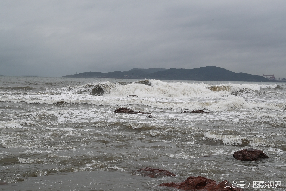 青岛沿海掀十米巨浪 波澜壮阔如雄浑水墨画