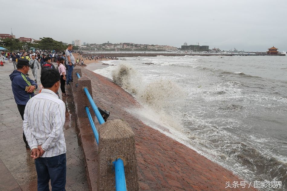 青岛沿海掀十米巨浪 波澜壮阔如雄浑水墨画