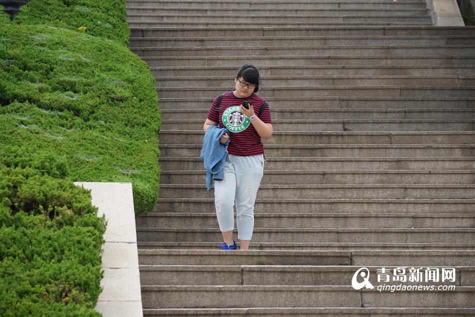 高清:高考语文科目结束 考生走出考场一脸轻松