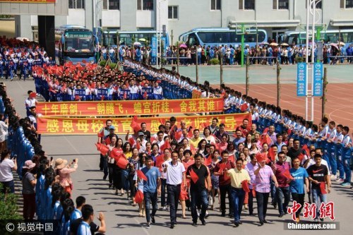 2017年6月5日，辽宁丹东，古镇大孤山迎来了第二十二个送考节