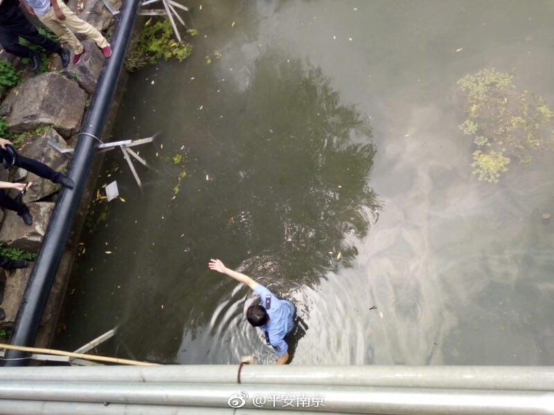高考生准考证掉河里 民警下河帮忙打捞(组图)