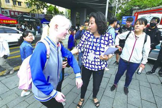 视障考生放弃单招拼高考 配备电子助视器