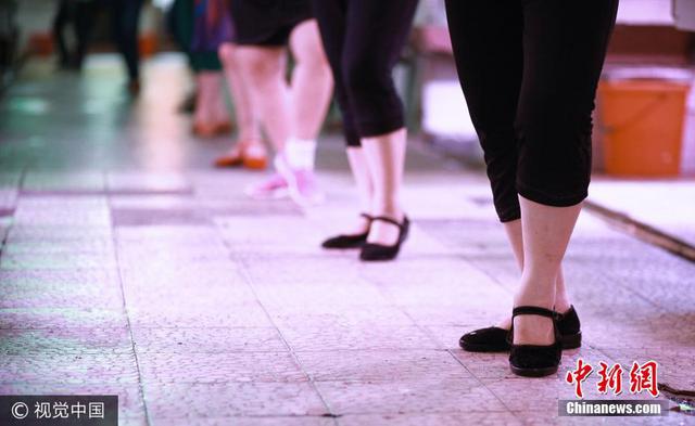 午后菜市场成舞场 卖菜大妈集体蹦迪