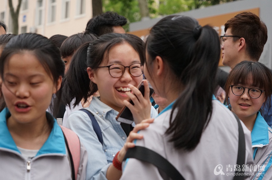 高清：高考结束啦 家长手捧鲜花等凯旋