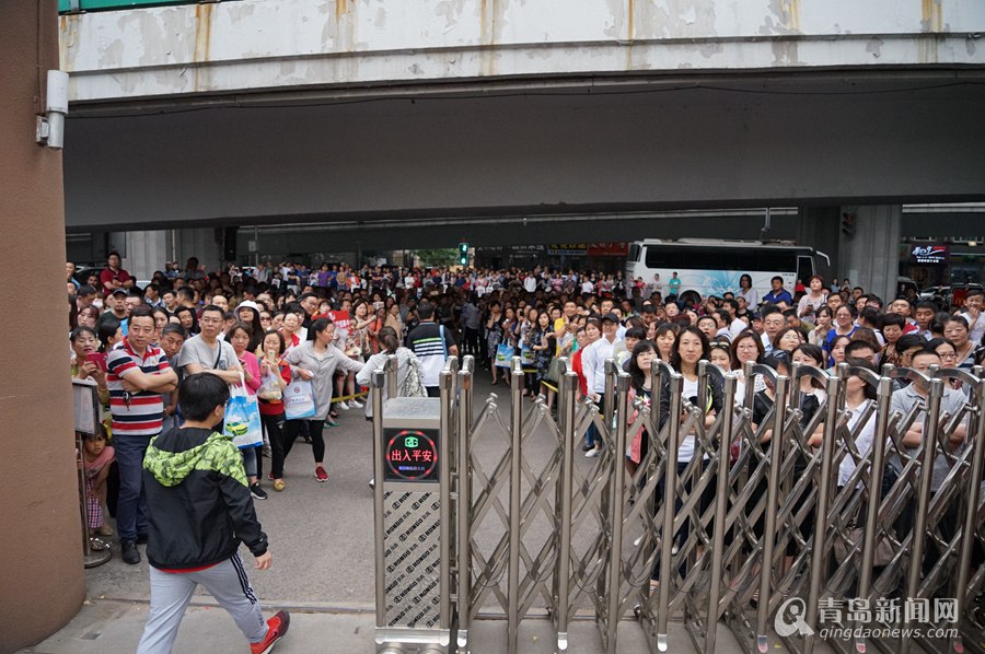 高清：高考结束啦 家长手捧鲜花等凯旋