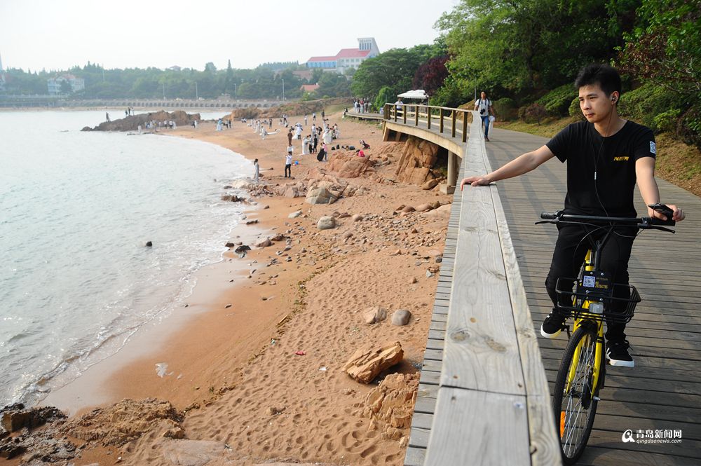 高清：实拍夏日青岛八大关 拍婚纱的新人鼓了