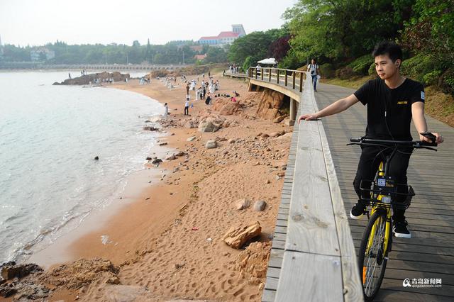 高清：实拍夏日青岛八大关 拍婚纱的新人鼓了