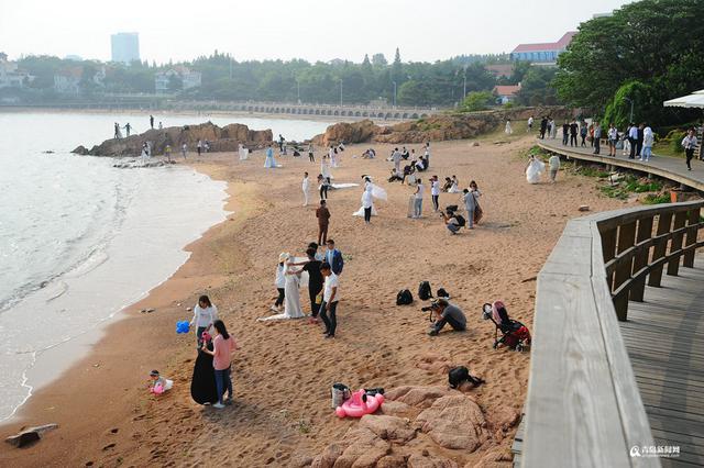 高清：实拍夏日青岛八大关 拍婚纱的新人鼓了