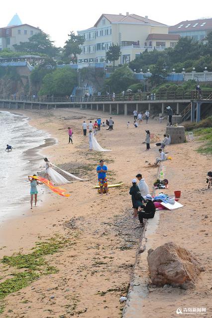 高清：实拍夏日青岛八大关 拍婚纱的新人鼓了