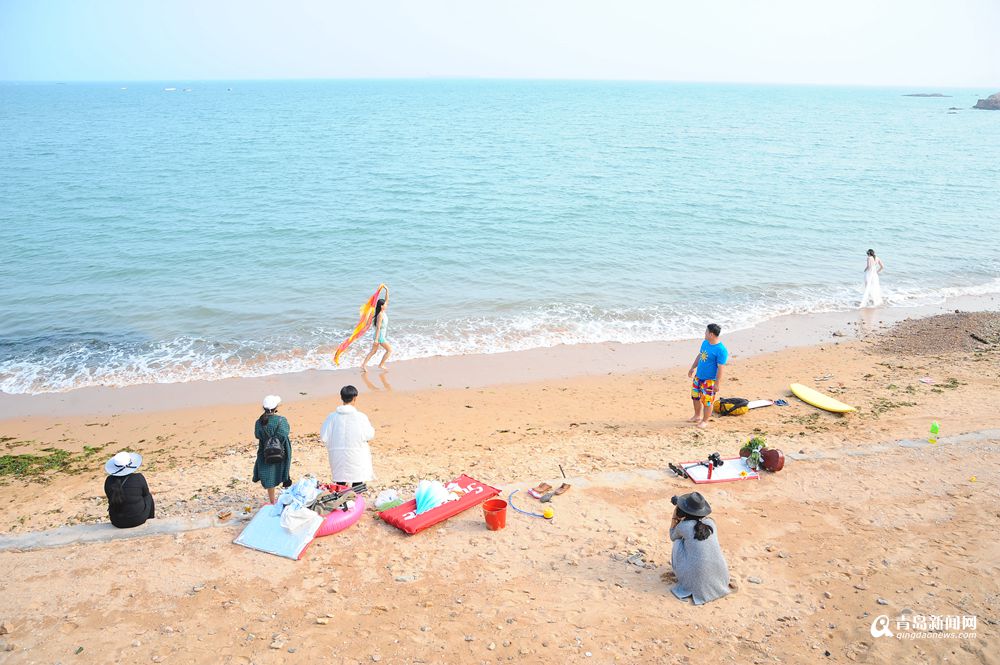 高清：实拍夏日青岛八大关 拍婚纱的新人鼓了