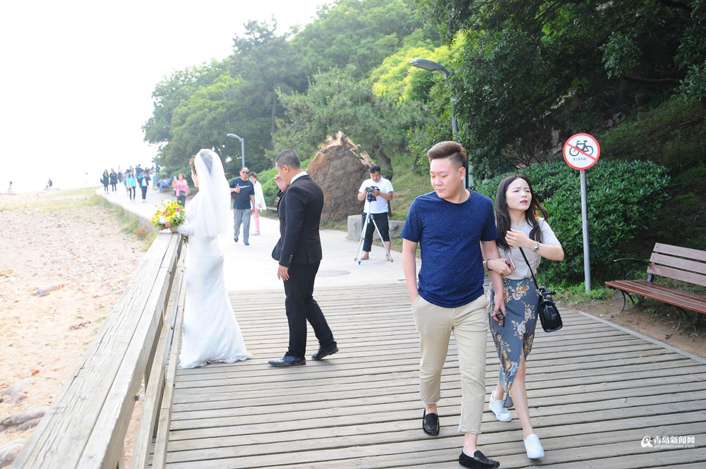 高清：实拍夏日青岛八大关 拍婚纱的新人鼓了