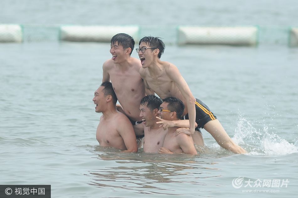 气温日增 青岛第一海水浴场开启夏日欢乐季(图)
