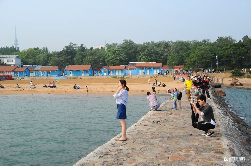 高清:市区今天29℃小热 海边女游客兴奋拍照