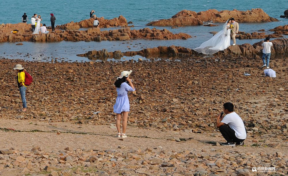 高清:市区今天29℃小热 海边女游客兴奋拍照