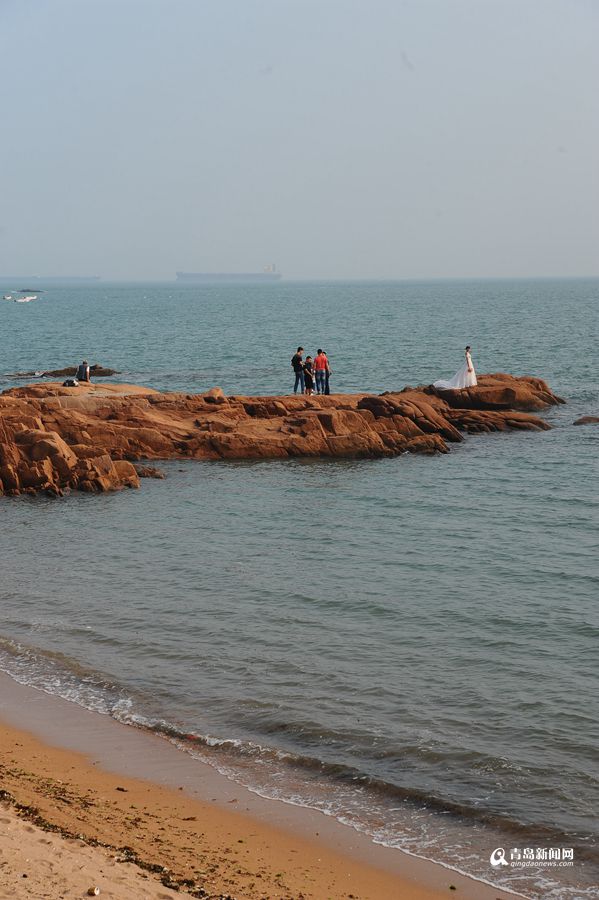 高清:市区今天29℃小热 海边女游客兴奋拍照