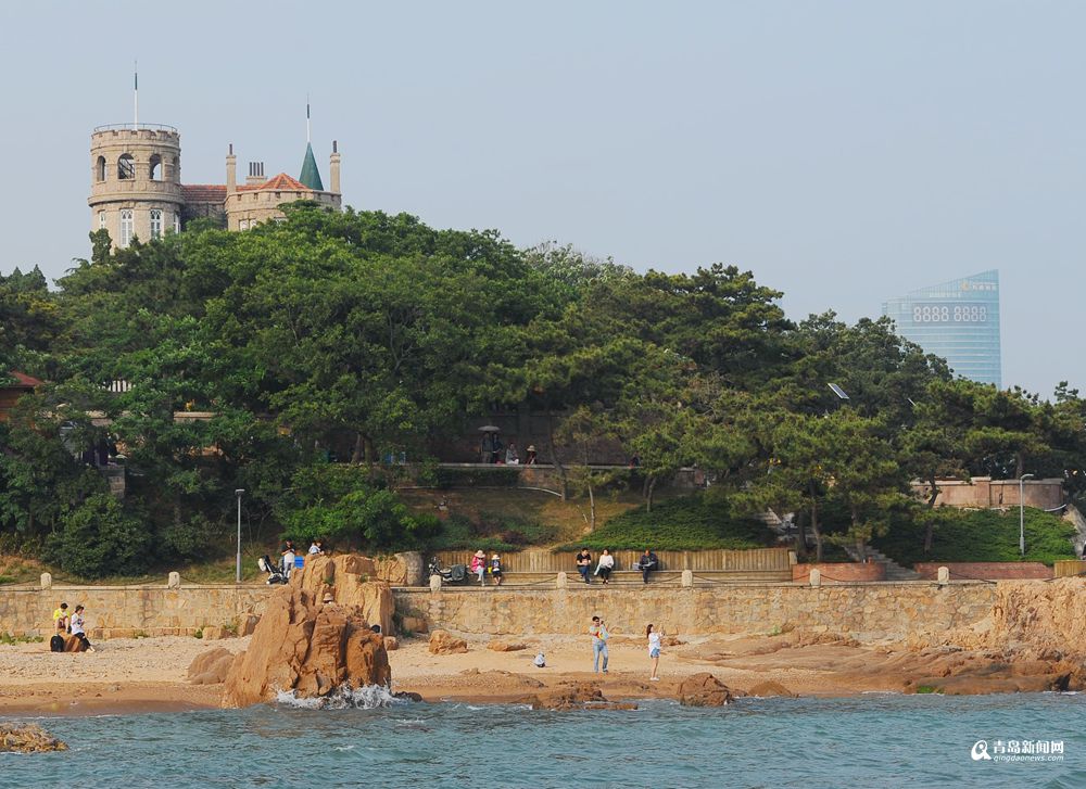 高清:市区今天29℃小热 海边女游客兴奋拍照