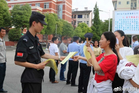 帅气特警小哥爆红 高考考生秒变迷妹求合影