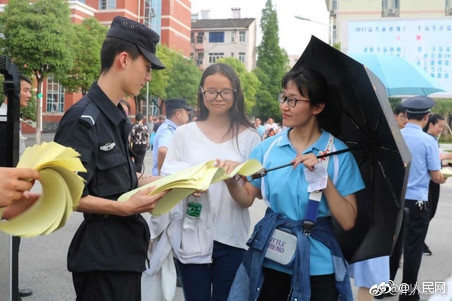 帅气特警小哥爆红 高考考生秒变迷妹求合影