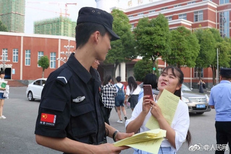 帅气特警小哥爆红 高考考生秒变迷妹求合影