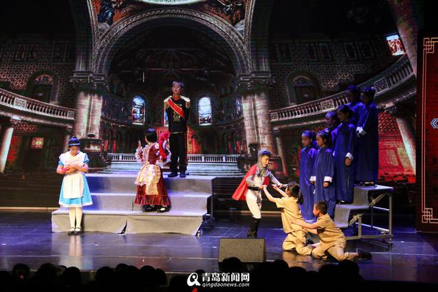 厉害了青岛小学生 三年级孩子大剧院演话剧