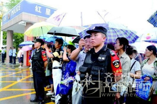 中考考点外家长雨中轮流为执勤特警撑伞