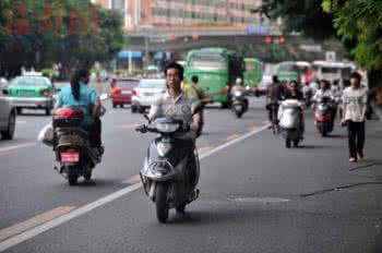 老太骑电车逆行撞伤他人 法院认定其赔偿近10万 老太骑电车逆行撞伤他人 法院认定其赔偿近10万