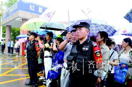 家长们自发为特警队员撑伞挡雨