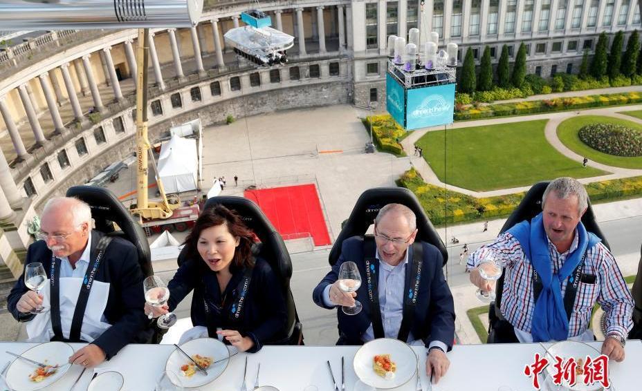 游客体验空中餐厅 40米高空尽情享用晚餐(图)