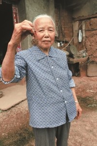 85岁低保老人藏劳模奖章55年 不愿开口要津贴