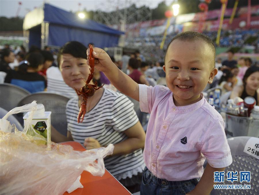 三万食客齐聚江苏盱眙 狂扫龙虾数十吨