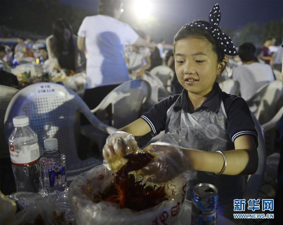 三万食客齐聚江苏盱眙 狂扫龙虾数十吨