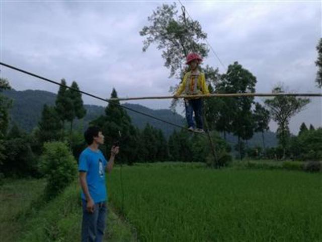 父亲培养网红儿子：6岁喝两瓶啤酒 5岁走钢丝