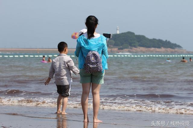 组图：青岛迎毕业游小高峰 栈桥景区人气爆棚