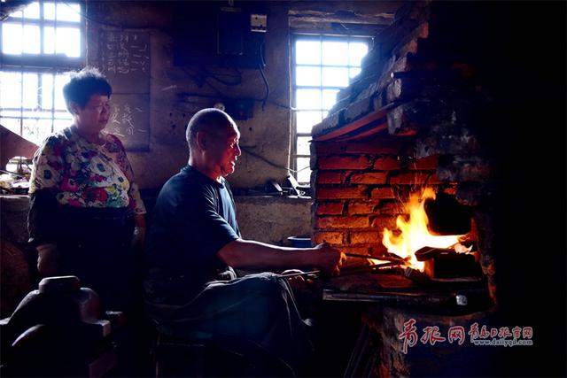 实拍即墨老铁匠打铁全过程 星花四溅场面惊艳