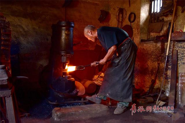 实拍即墨老铁匠打铁全过程 星花四溅场面惊艳