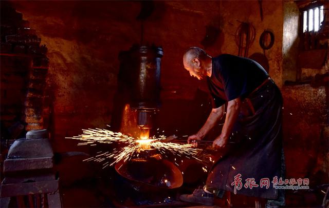 实拍即墨老铁匠打铁全过程 星花四溅场面惊艳