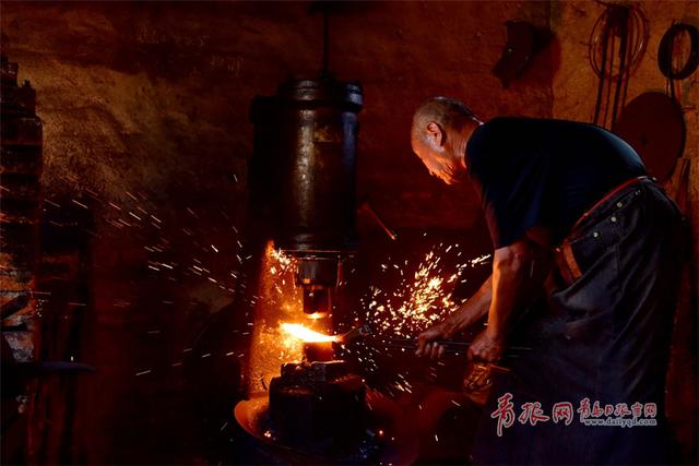 实拍即墨老铁匠打铁全过程 星花四溅场面惊艳