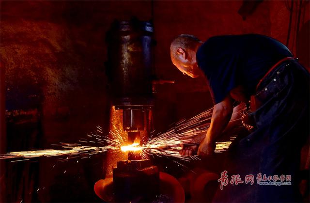 实拍即墨老铁匠打铁全过程 星花四溅场面惊艳