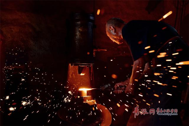 实拍即墨老铁匠打铁全过程 星花四溅场面惊艳