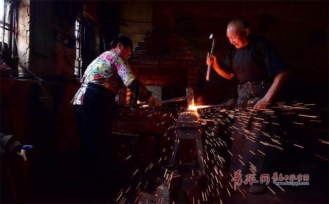 实拍即墨老铁匠打铁全过程 星花四溅场面惊艳