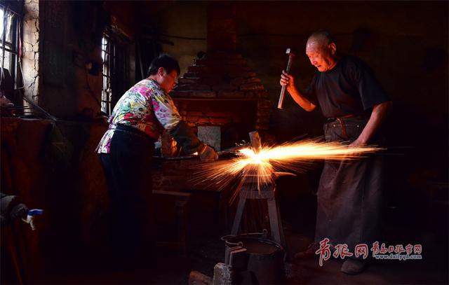 实拍即墨老铁匠打铁全过程 星花四溅场面惊艳