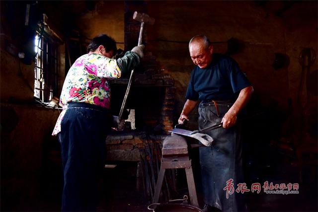 实拍即墨老铁匠打铁全过程 星花四溅场面惊艳 实拍即墨老铁匠打铁全过程 星花四溅场面惊艳